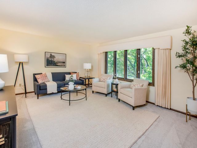 688 W Wentworth Avenue, Mendota Heights, MN 55118