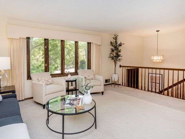 688 W Wentworth Avenue, Mendota Heights, MN 55118