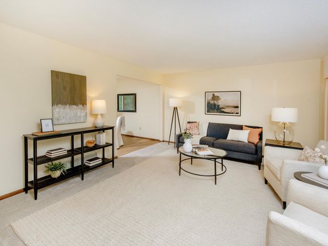 688 W Wentworth Avenue, Mendota Heights, MN 55118