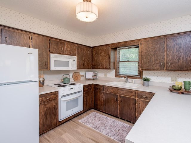 688 W Wentworth Avenue, Mendota Heights, MN 55118