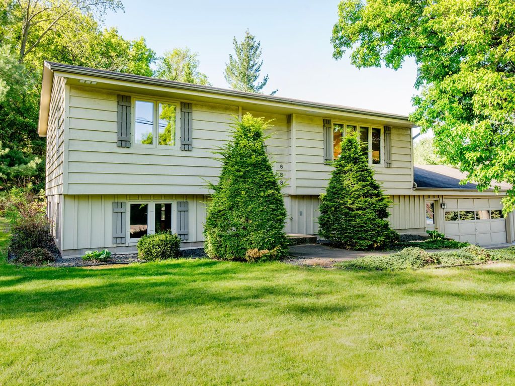 688 W Wentworth Avenue, Mendota Heights, MN 55118