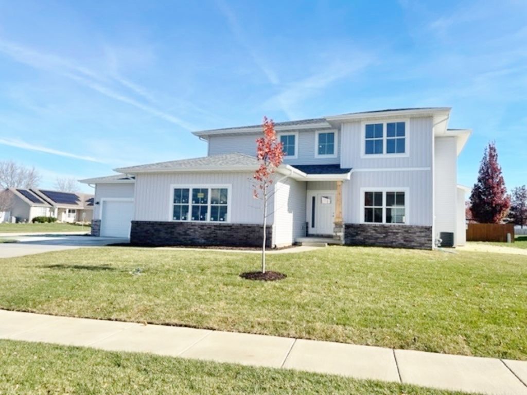 2702 Lone Oak Road, Bloomington, IL 61705