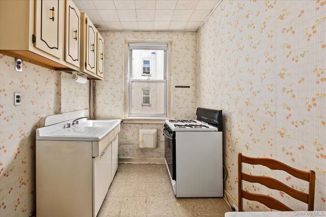 64-09 39 Avenue 43, Woodside, NY 11377