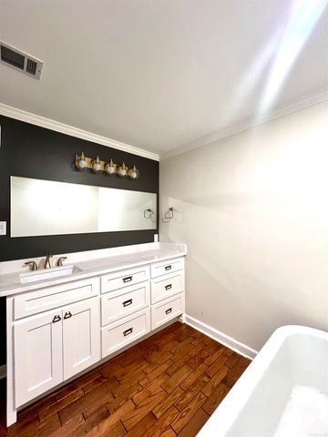 302 River Oaks Boulevard, Searcy, AR 72143