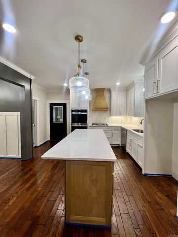 302 River Oaks Boulevard, Searcy, AR 72143