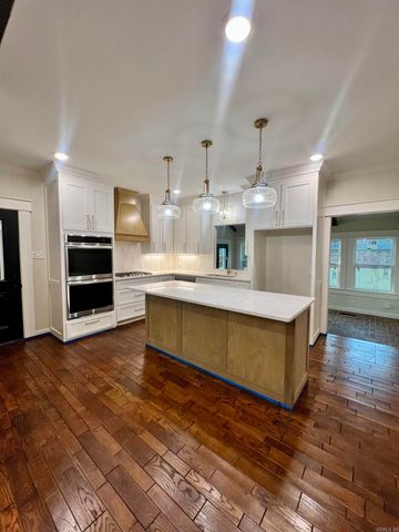 302 River Oaks Boulevard, Searcy, AR 72143