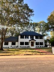 302 River Oaks Boulevard, Searcy, AR 72143