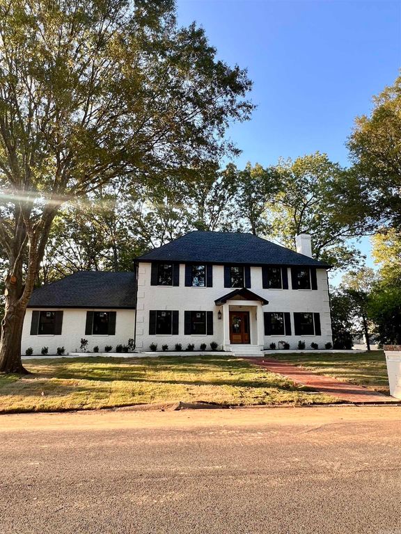 302 River Oaks Boulevard, Searcy, AR 72143