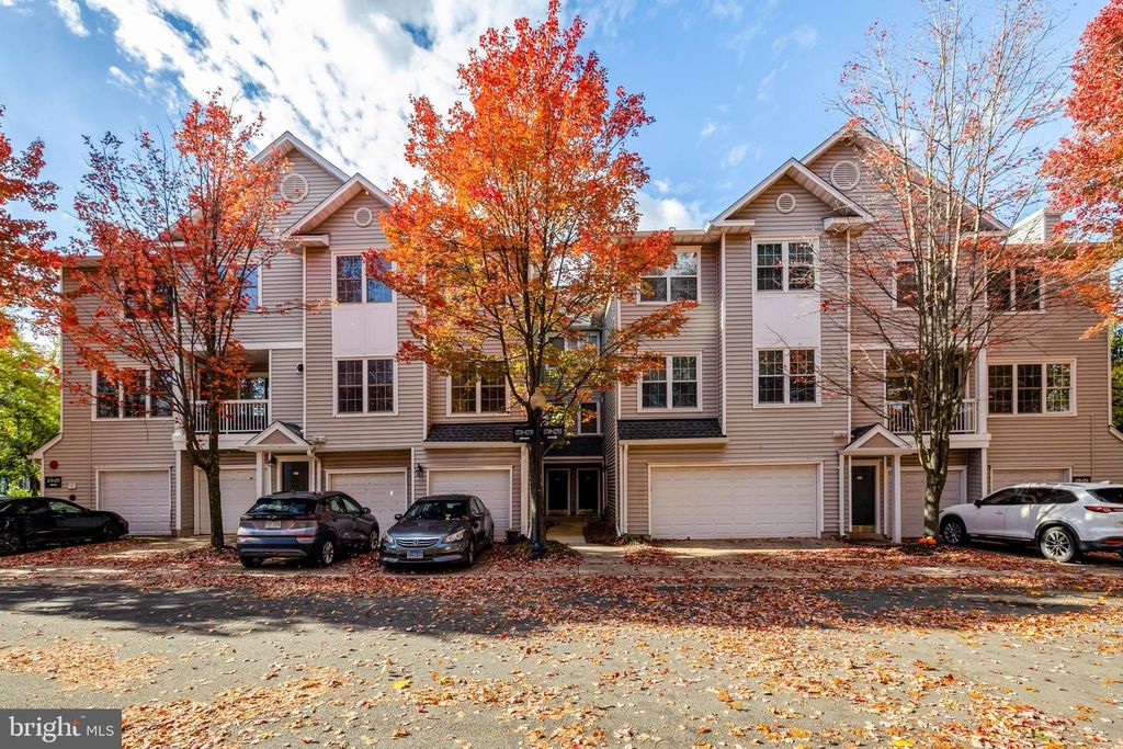 12737 FAIR BRIAR LN, Fairfax, VA 22033