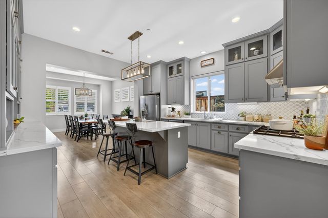 723 Oliver Ct, Folsom, CA 95630