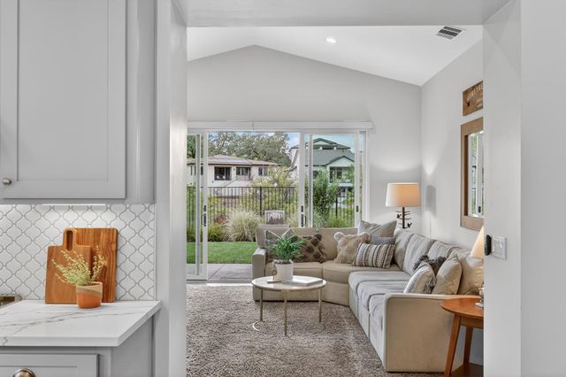 723 Oliver Ct, Folsom, CA 95630