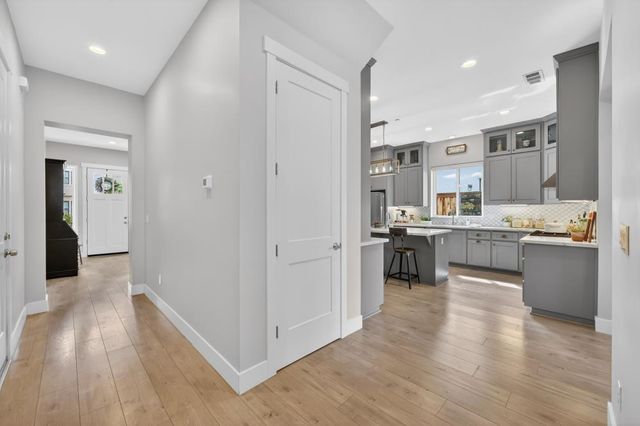 723 Oliver Ct, Folsom, CA 95630