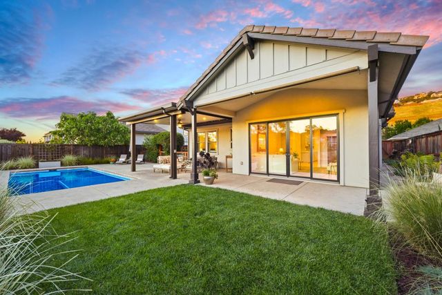 723 Oliver Ct, Folsom, CA 95630