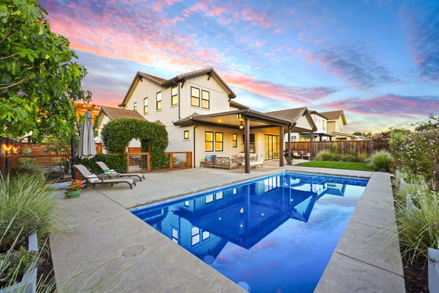 723 Oliver Ct, Folsom, CA 95630