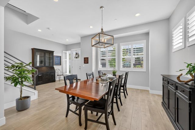 723 Oliver Ct, Folsom, CA 95630