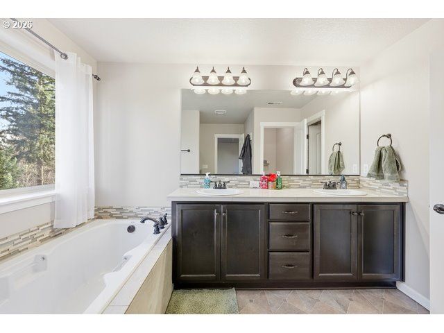 1560 Ne GARDINER Dr, Estacada, OR 97023