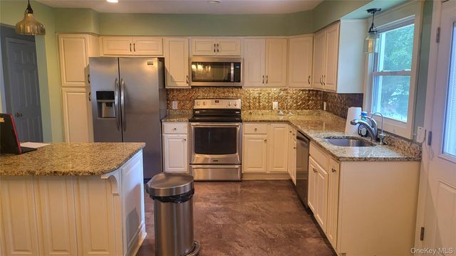 12 High Ridge Road, Poughkeepsie, NY 12603