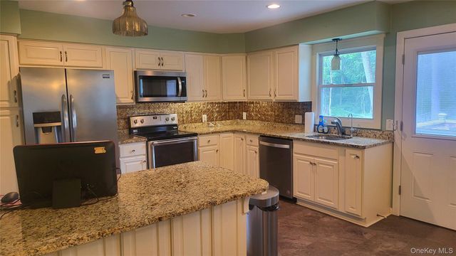 12 High Ridge Road, Poughkeepsie, NY 12603