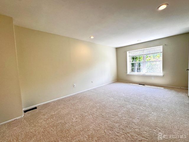 4 Pond View Drive, Plainsboro, NJ 08536