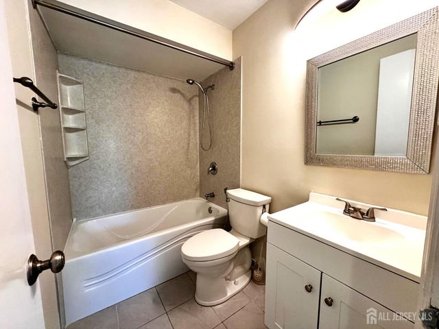 4 Pond View Drive, Plainsboro, NJ 08536