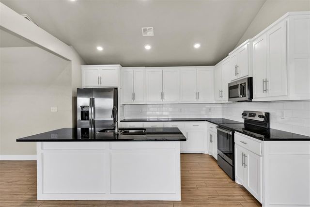 5907 NE Cornwallis Dr, Elgin, OK 73538