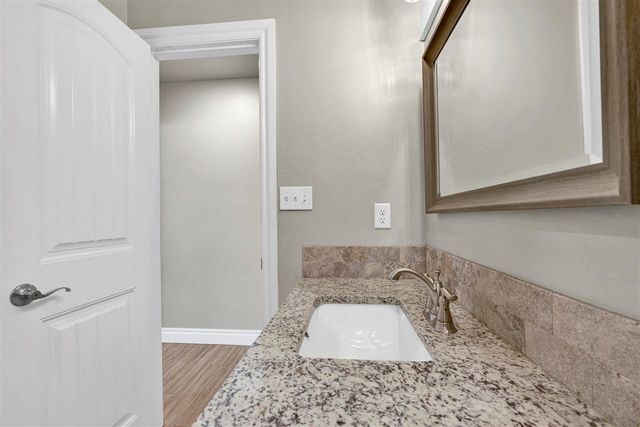 5907 NE Cornwallis Dr, Elgin, OK 73538