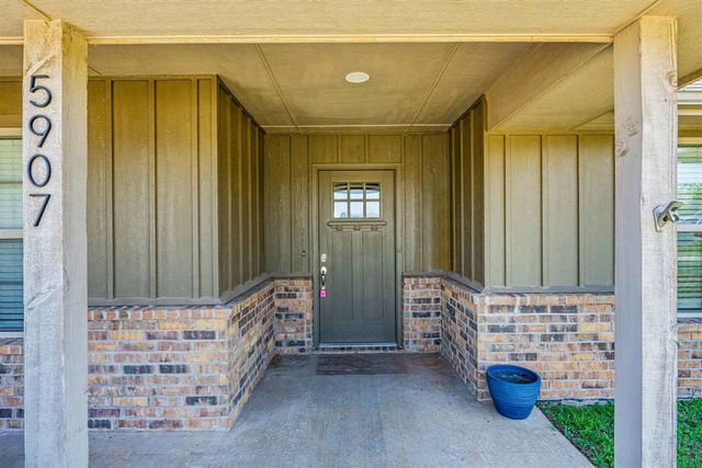 5907 NE Cornwallis Dr, Elgin, OK 73538