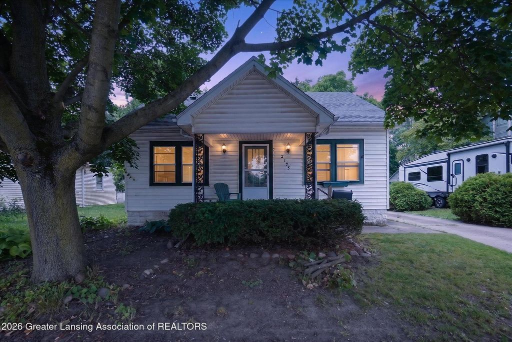 2155 Cedar Street, Holt, MI 48842