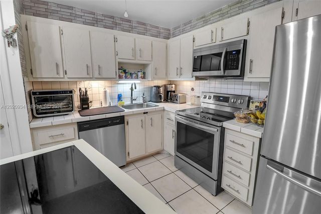 4851 NW 21st St 107, Lauderhill, FL 33313
