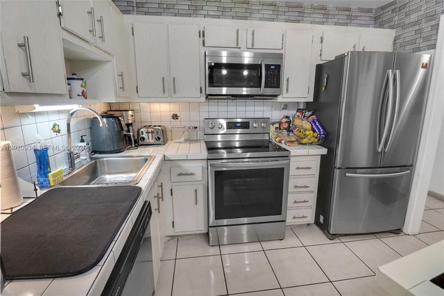 4851 NW 21st St 107, Lauderhill, FL 33313