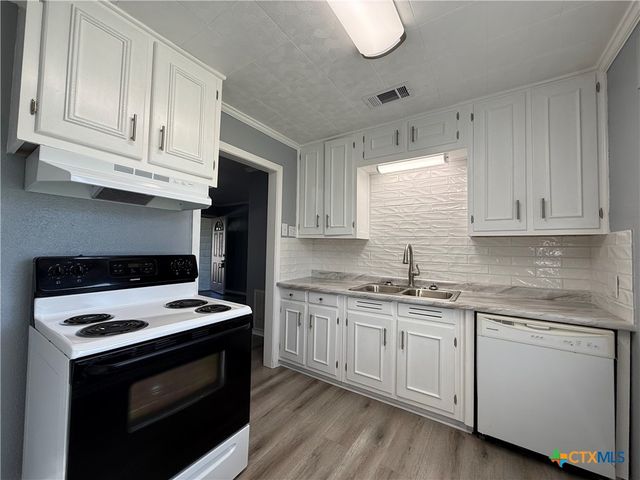 113 Bonham Street, Port Lavaca, TX 77979