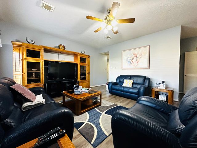 4754 Wynnview Drive, Friendswood, TX 77546