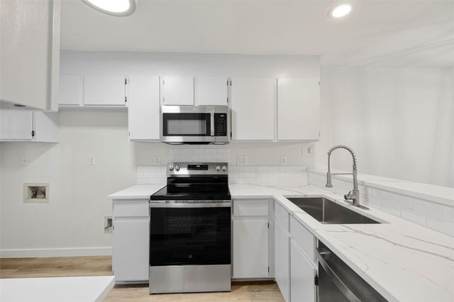 7122 Wood Hollow DR 29, Austin, TX 78731