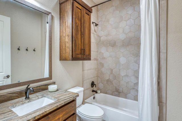 804 Four Oaks LN, Marble Falls, TX 78654