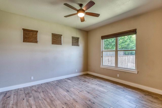 804 Four Oaks LN, Marble Falls, TX 78654