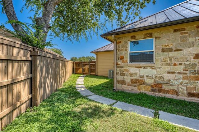 804 Four Oaks LN, Marble Falls, TX 78654