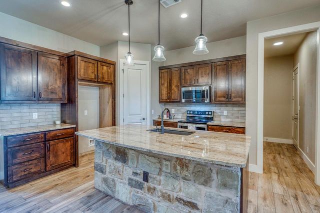 804 Four Oaks LN, Marble Falls, TX 78654