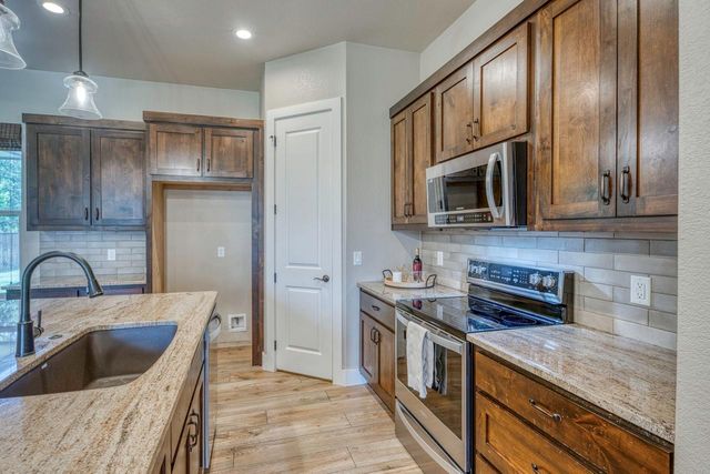804 Four Oaks LN, Marble Falls, TX 78654