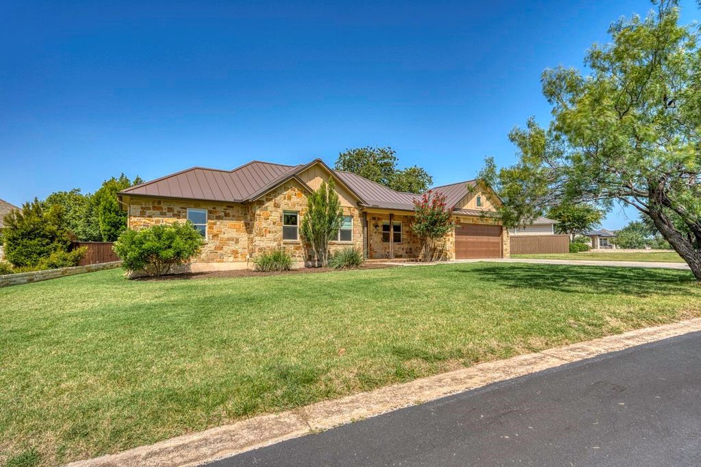 804 Four Oaks LN, Marble Falls, TX 78654