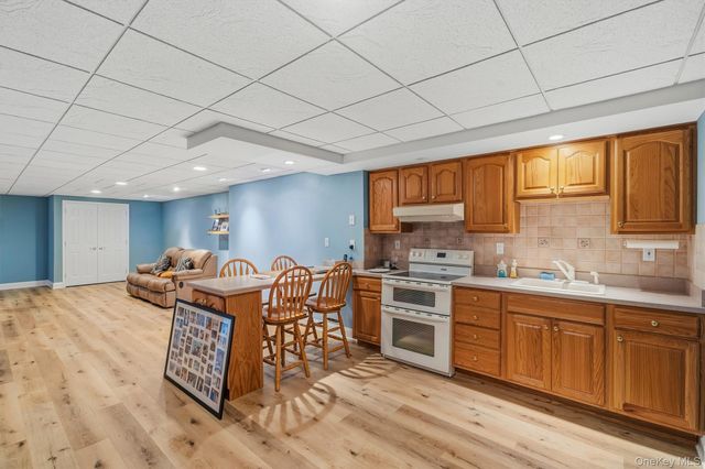10 Willow Court, Tuxedo Park, NY 10987