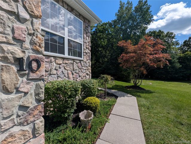10 Willow Court, Tuxedo Park, NY 10987