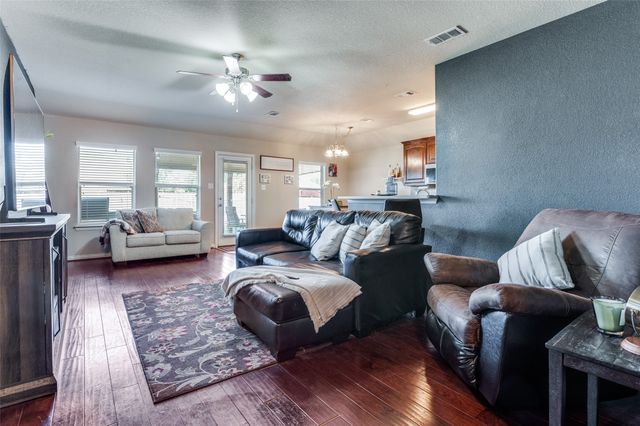 203 Commonwealth Circle, Waxahachie, TX 75165