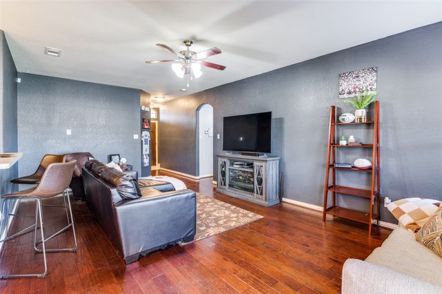 203 Commonwealth Circle, Waxahachie, TX 75165