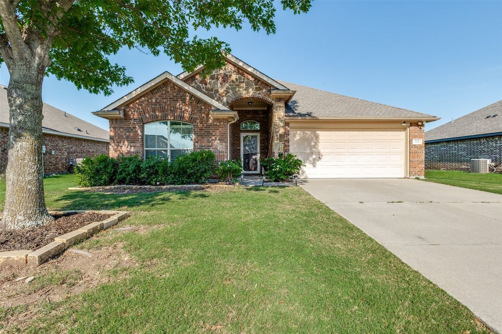 203 Commonwealth Circle, Waxahachie, TX 75165