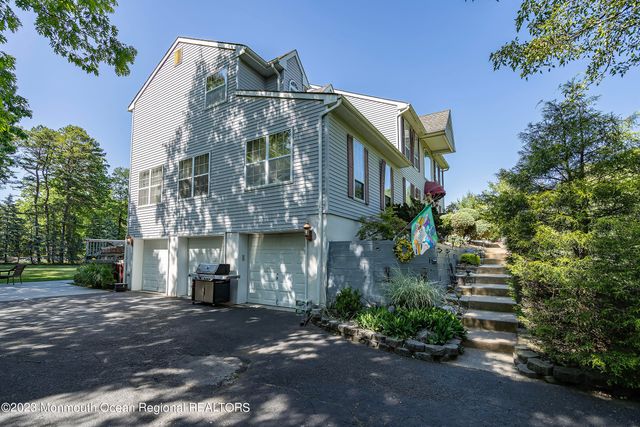 2 Twin Oaks Court, Jackson, NJ 08527