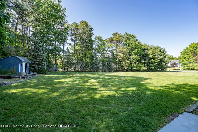2 Twin Oaks Court, Jackson, NJ 08527