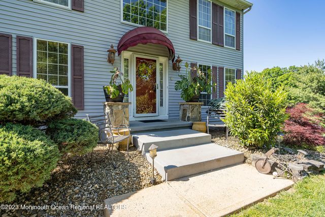 2 Twin Oaks Court, Jackson, NJ 08527