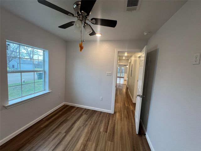 711 N Grimes Street, Giddings, TX 78942