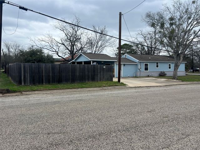 711 N Grimes Street, Giddings, TX 78942