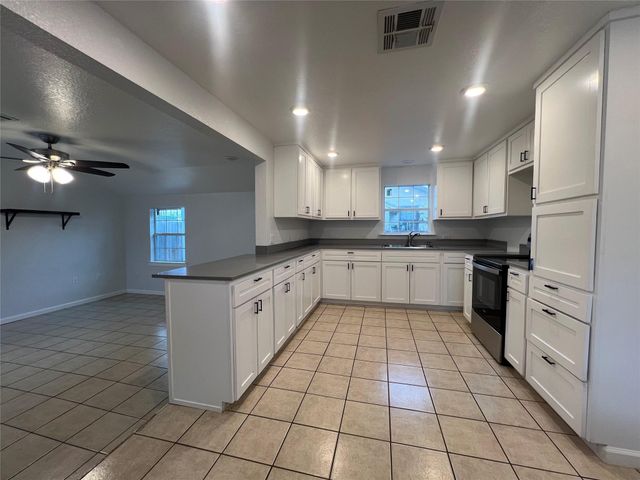 711 N Grimes Street, Giddings, TX 78942